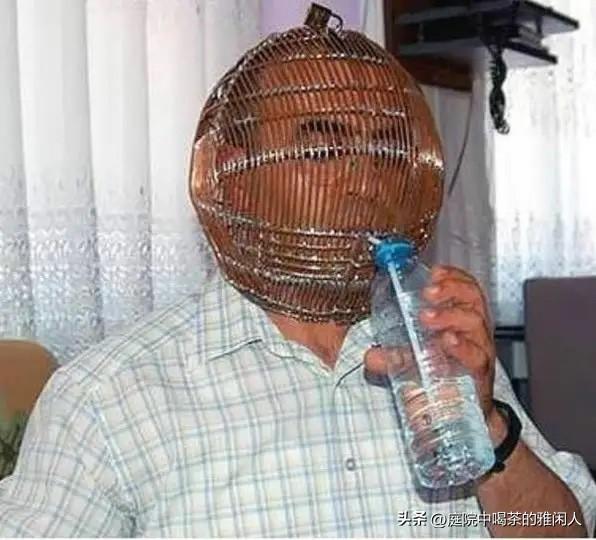 一位土耳其居民打算戒烟，但无论怎么强迫自己克制，都抵不过烟瘾带来的诱惑，索性不再