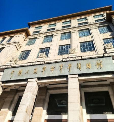 北京军博中老人试图触摸文物遭工作人员制止，竟坦言这件文物曾陪他走完长征路！
19
