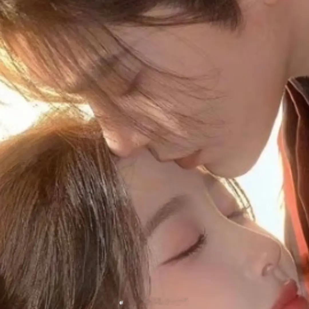 一直以为亲额头是错位  看了后火速找图，放大放大再放大，这是要吓死谁……不懂就问