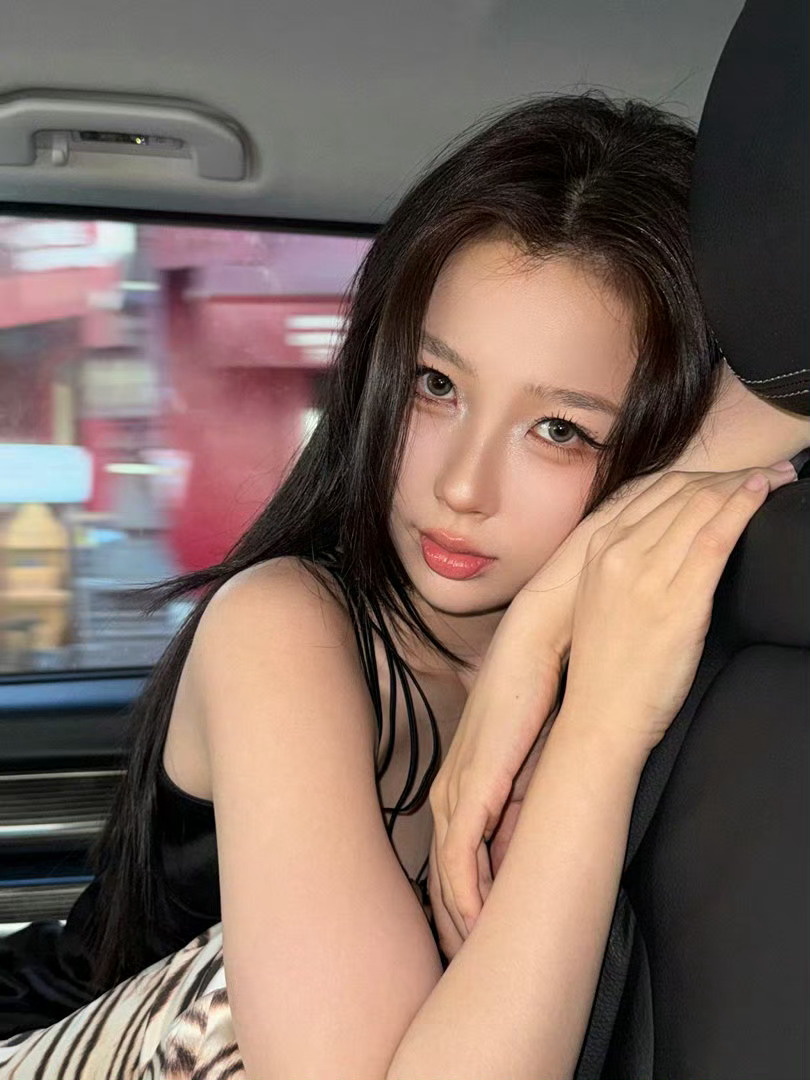 欣欣子看似酷girl 实际上萌妹来的虞书欣黑银眼妆