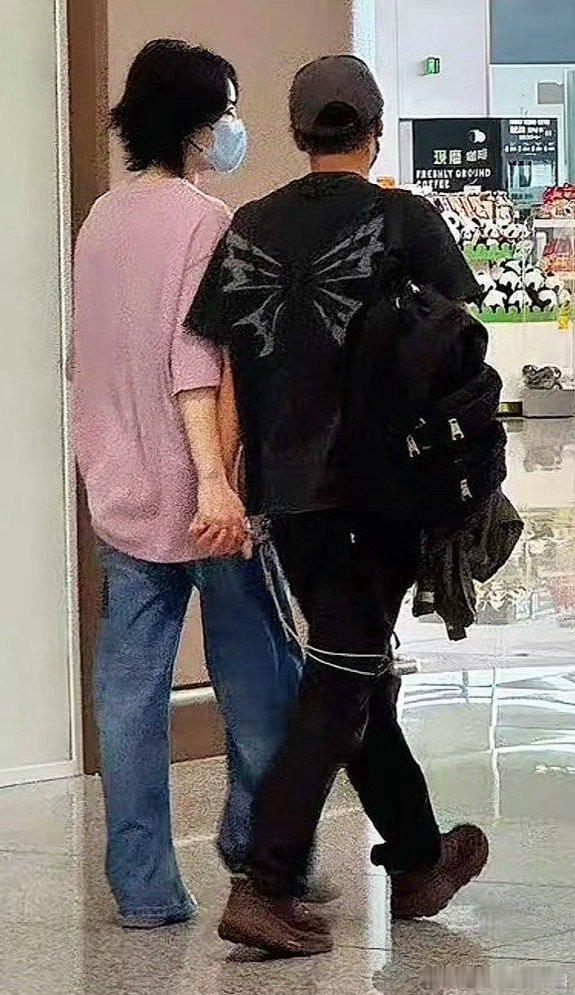 谢霆锋王菲十指紧扣一起走这兜兜转转的，都不知道该说相信爱情还是不相信爱情。但无论
