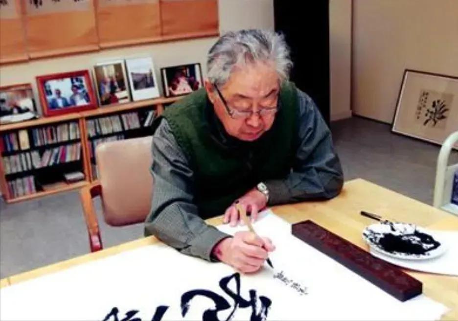 他在百岁生日当天，向美国icon无偿捐献183件文物，面对质疑，他轻蔑地说，中国