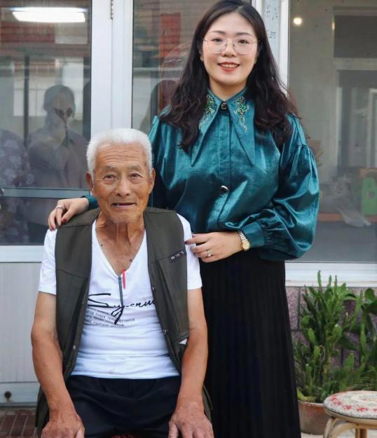 2018年北京，一女子在地铁站为陌生老人指路，得知老人没钱住宿，就把身上的100