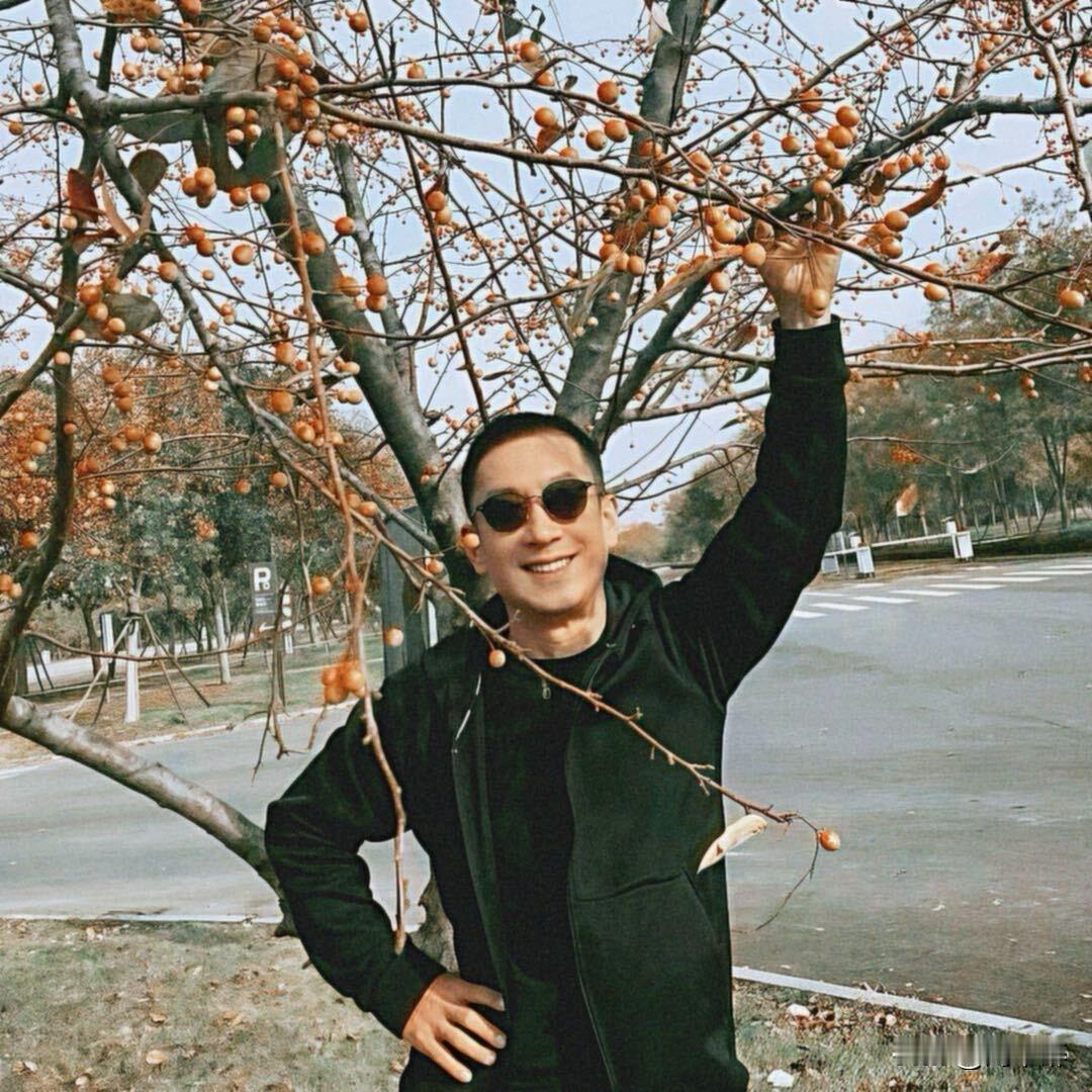 【一位退休老人的日常】
@刘不醉 
早晨
5:30起床洗漱，
6:00开始晨练，