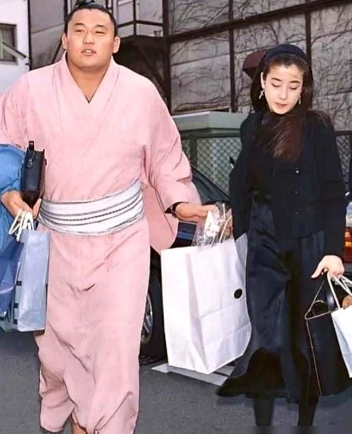 19岁的宫泽理惠，被相扑巨星贵乃花单方面退婚了。当时两人刚宣布订婚。男方是相扑世