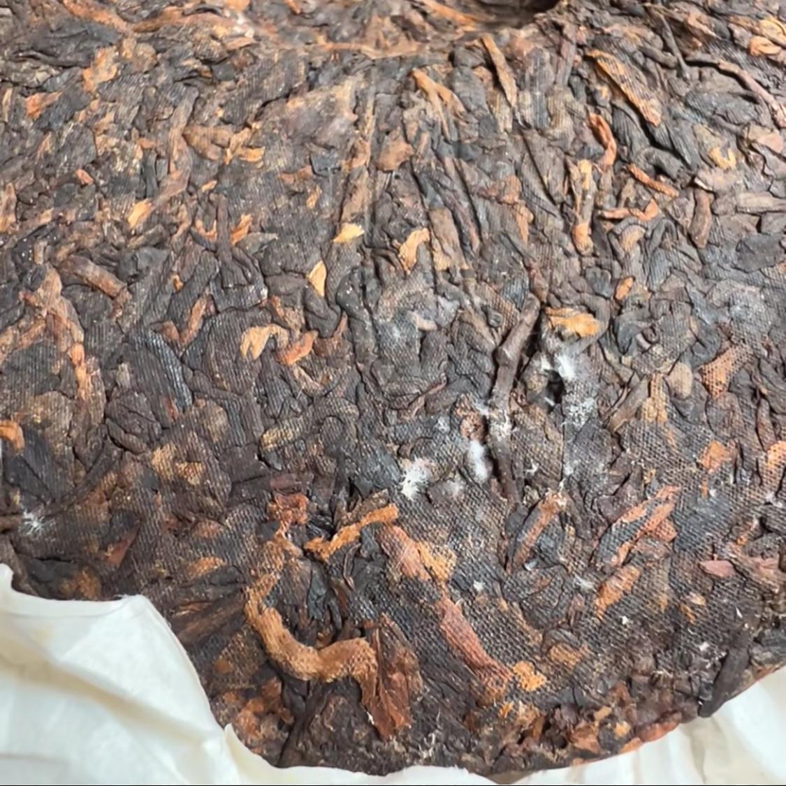13年的心血付诸东流，冰岛熟茶，痛心啊！一整箱啊42饼，都要检查一下。

这几天