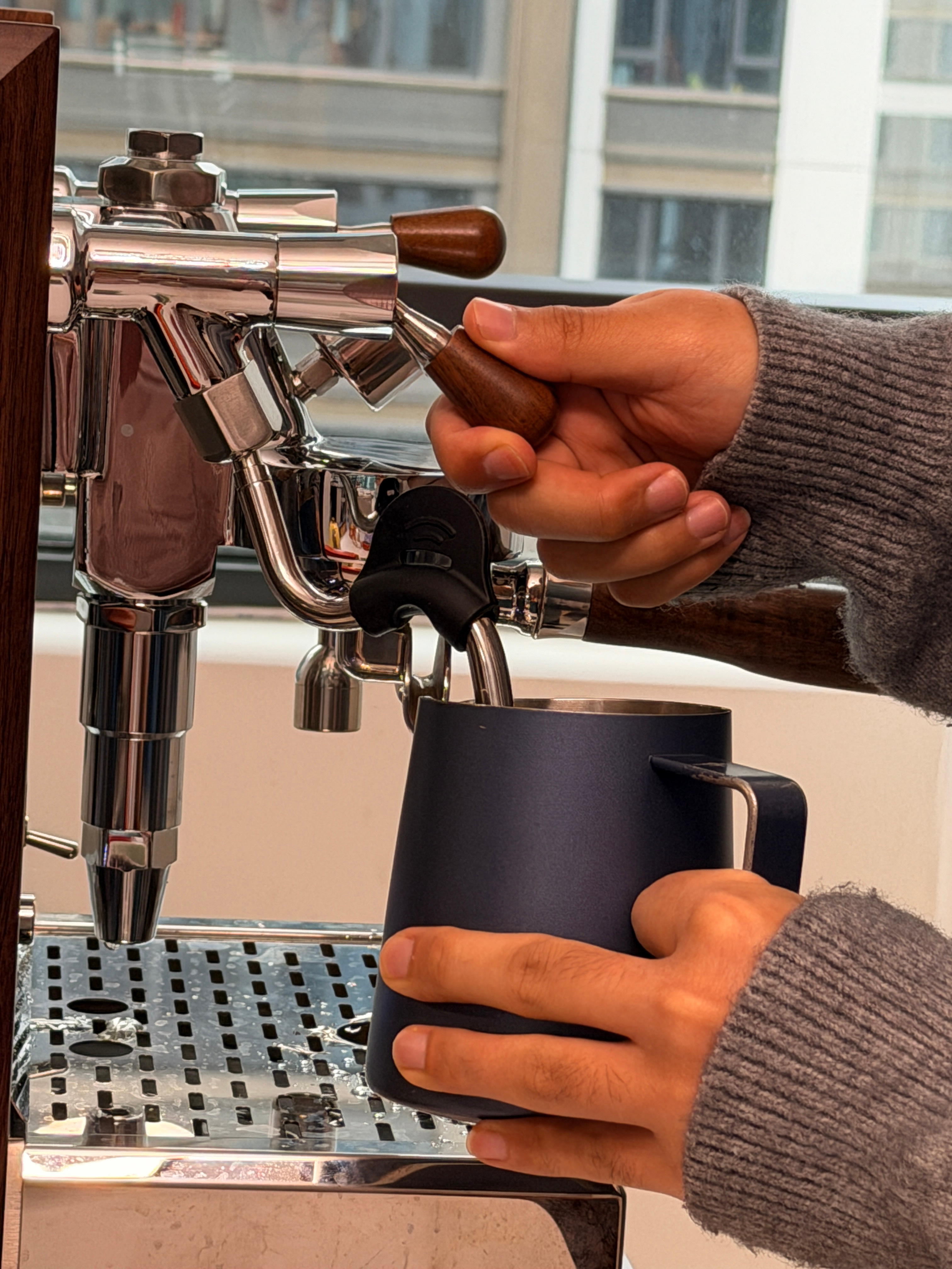 工作室的早上同事们练习拉花～手作真的很快乐hhh 合肥