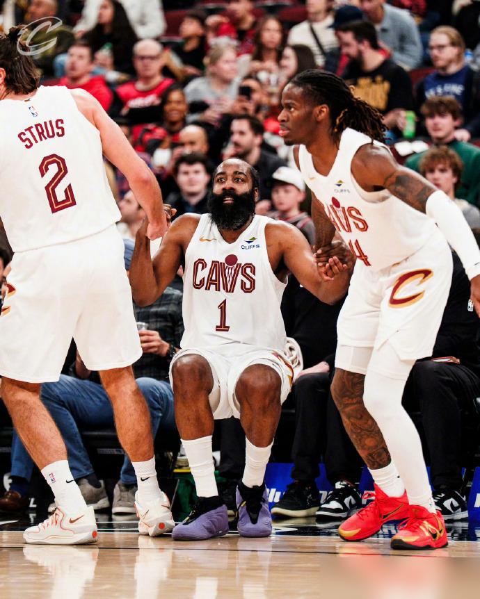 骑士客场115-110险胜公牛。
 
哈登单核带队砍36分7板9助，末节独得7分