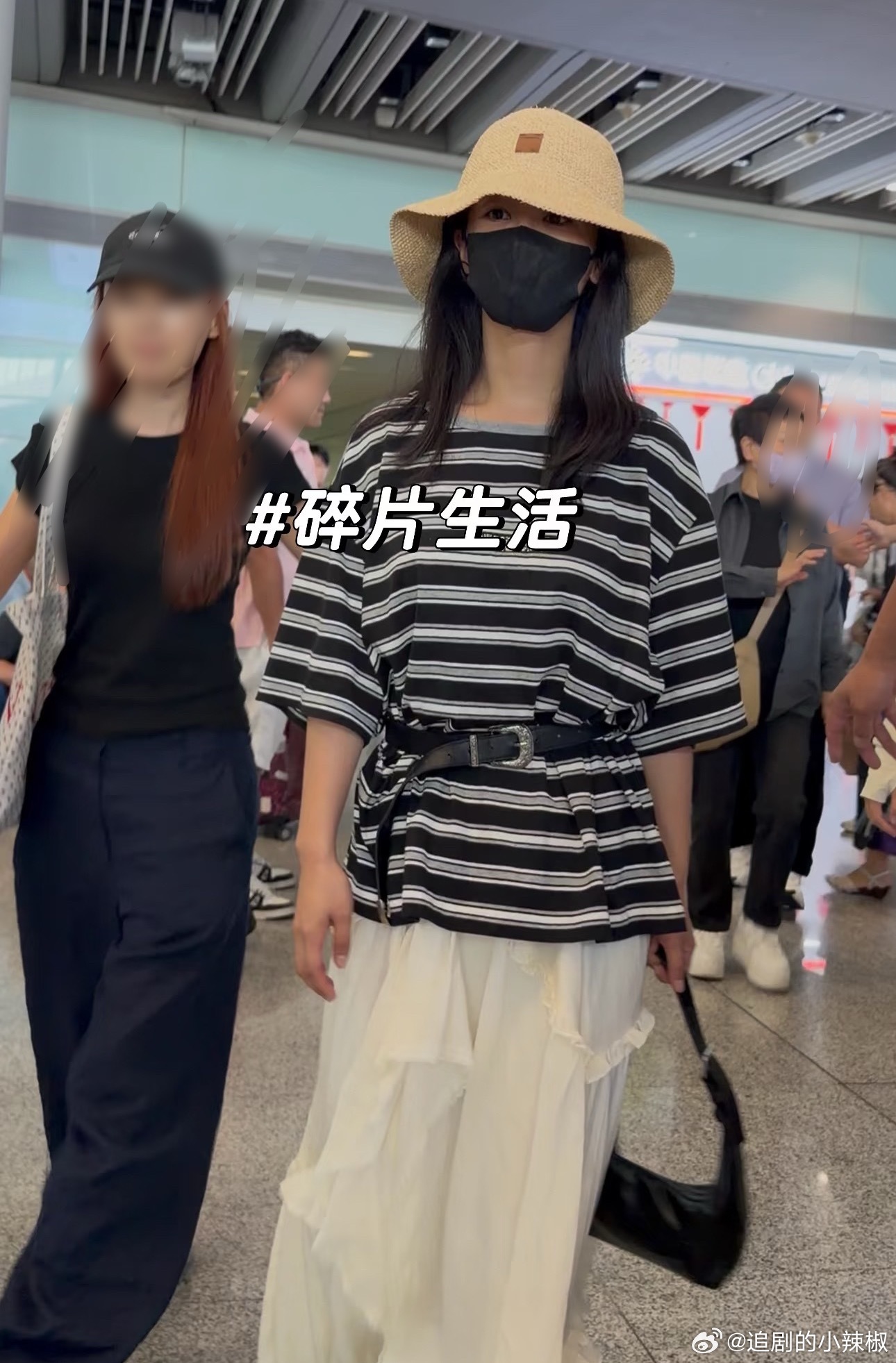 杨紫最新机场路透，好细长的脖子，真瘦啊