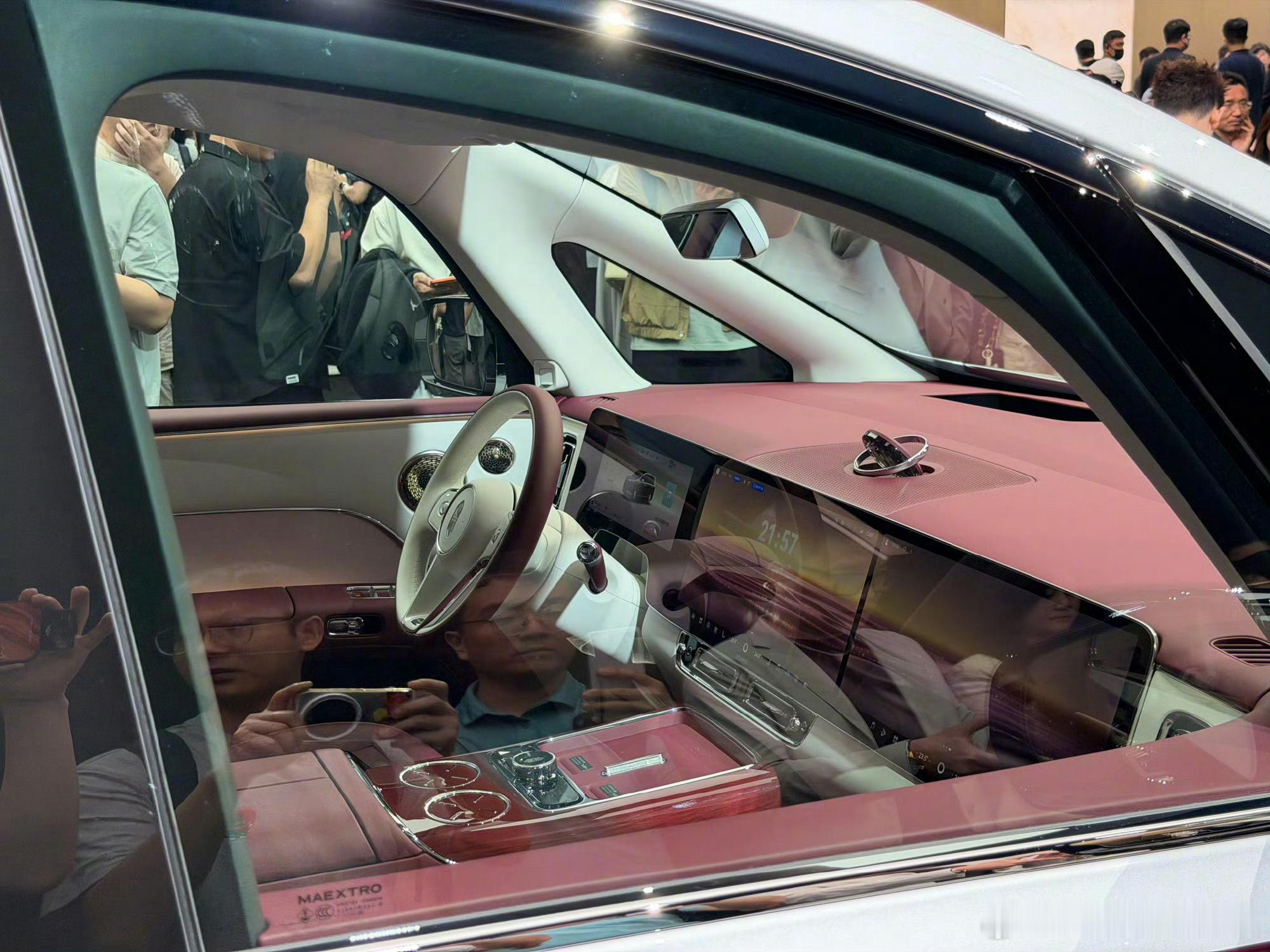 尊界两台新MPV 双车齐发，实力拉满！尊界V800与V680同台登场，全尺寸旗舰