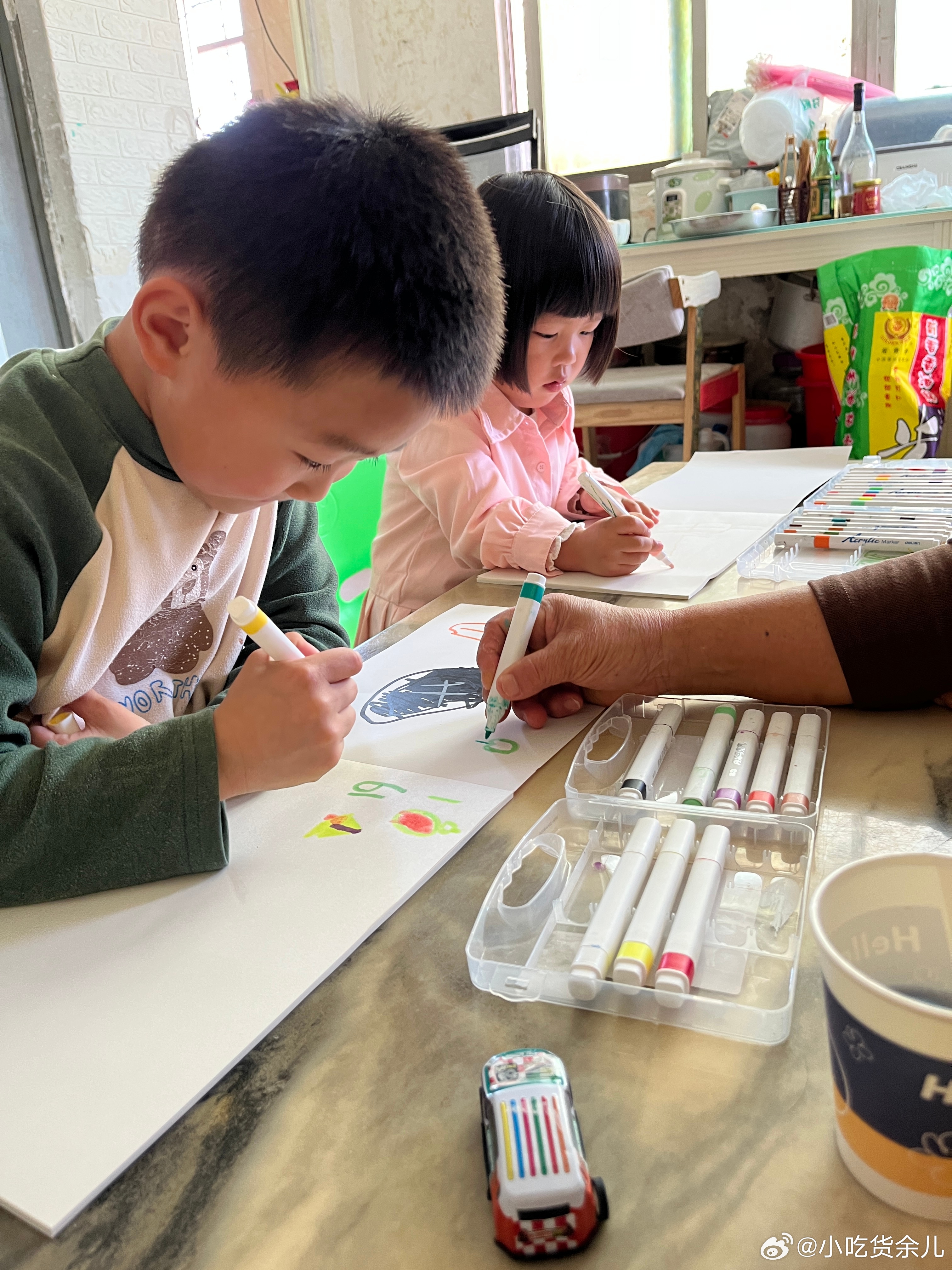 两个家伙和奶奶一起画画，昨晚买的画本到了，让柠宝给哥哥一本，两个人就不会吵架，奶