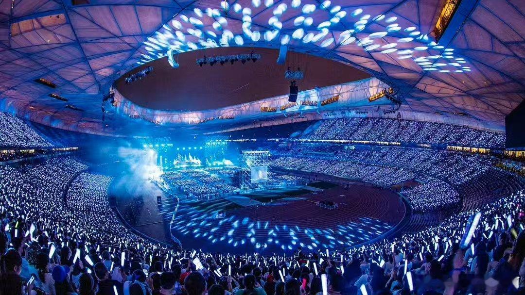 张杰鸟巢工作人员有四百多人浪漫星空顶、沉浸式地屏、巡游小火车，四百多位工作人员共