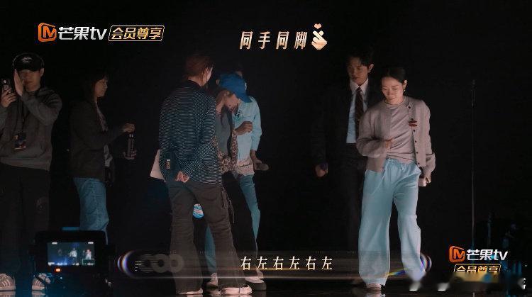 庾澄庆颜人中跳舞和费玉清学的吗 这魔性程度堪比费玉清经典舞台！两人一边唱一边跳，