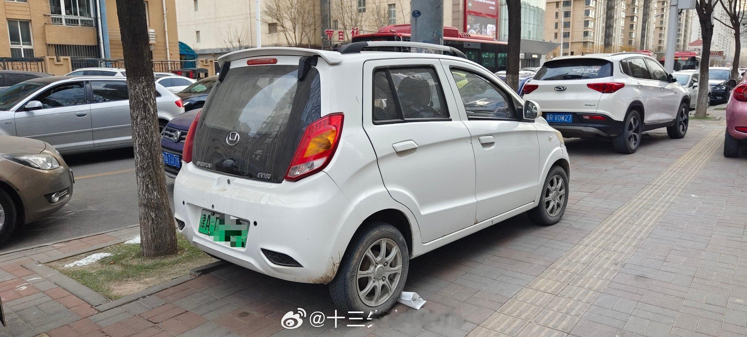 在天津这样可以上牌的老头乐特别多，这类车其实就是一些曾经的低速电动车拿到了生产资