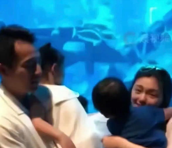 S妈又开始作妖了，大S积蓄不足42万，S妈哭诉自己住女儿房子不想被人赶走，她支吾