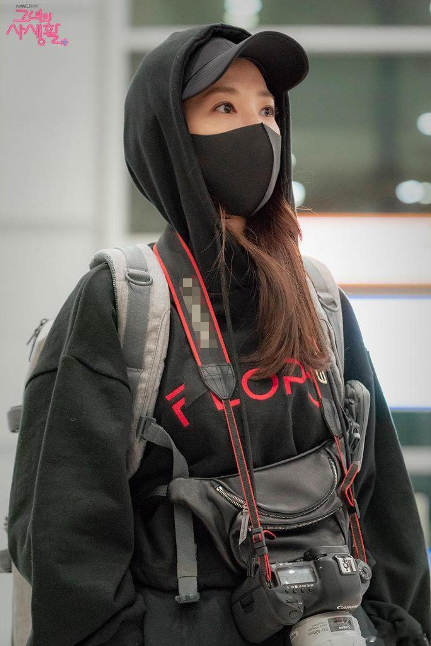 并非所有站姐都能“丝滑转行”。爱豆拍图容错率高，而素人常面临不上镜、动作僵硬的问