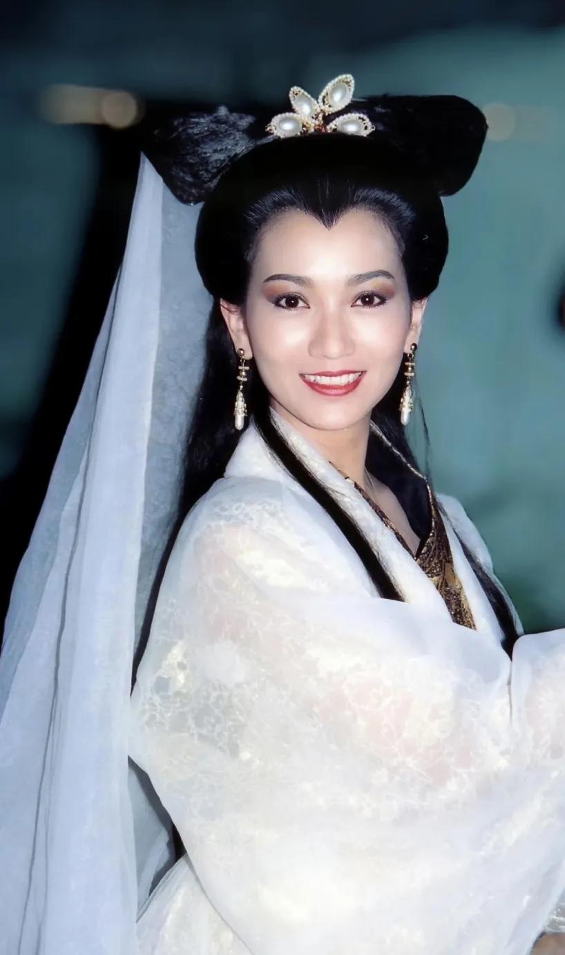 要被笑晕，搞了半天，才发现好多人都非常认可男版白娘子，是由张伟扮演的搞笑白娘子，
