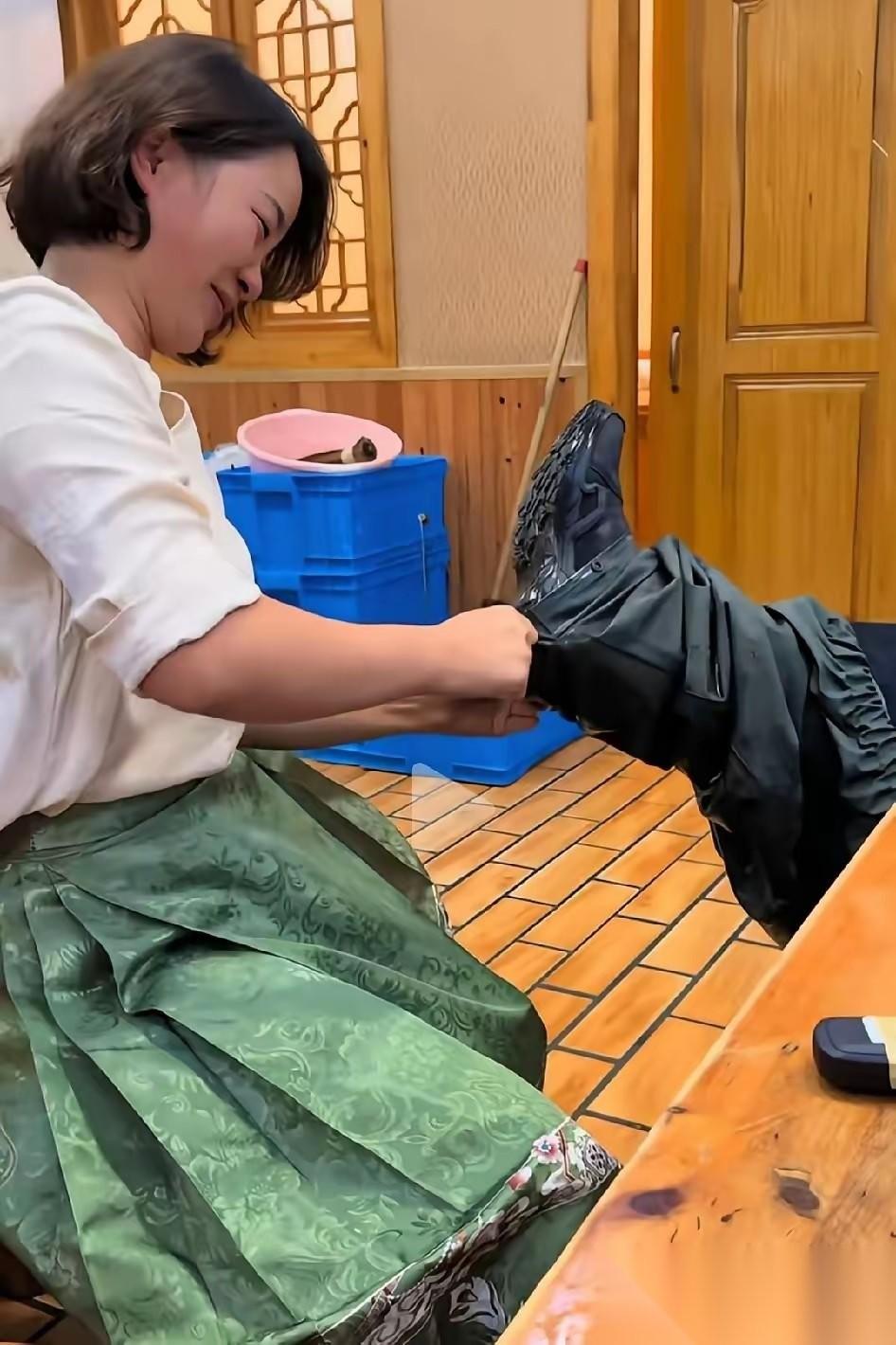 张雪：这就是我的家庭地位，看到没? 有人专门伺候脱裤子，洗衣服，一句怨言没有！