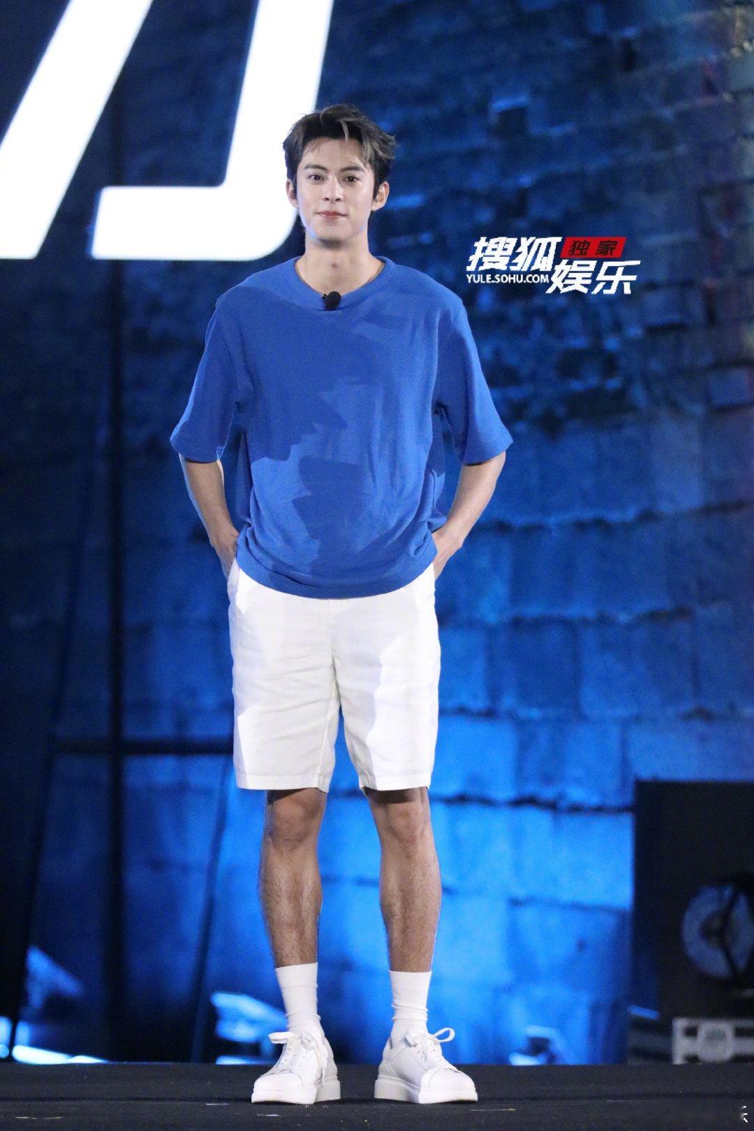 王鹤棣闪现长城 活动尾声迎来重磅看点，光影特效点亮整座长城，宏大场面十分震撼。王