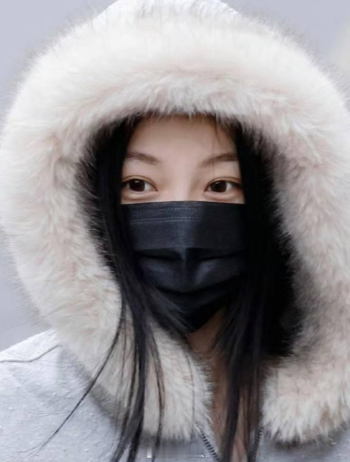 欣欣子的卧蚕咋的了 