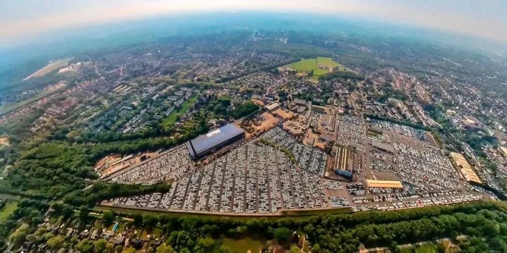 欧洲汽车制造商曾经统治世界，汽车工业占据欧盟GDP的7%。现在却面临深重危机，如