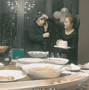 这闺蜜一看就是损友，太粗鲁了，先是嘴里口吐莲花，爆粗口，然后又把手里的生日蛋糕扣