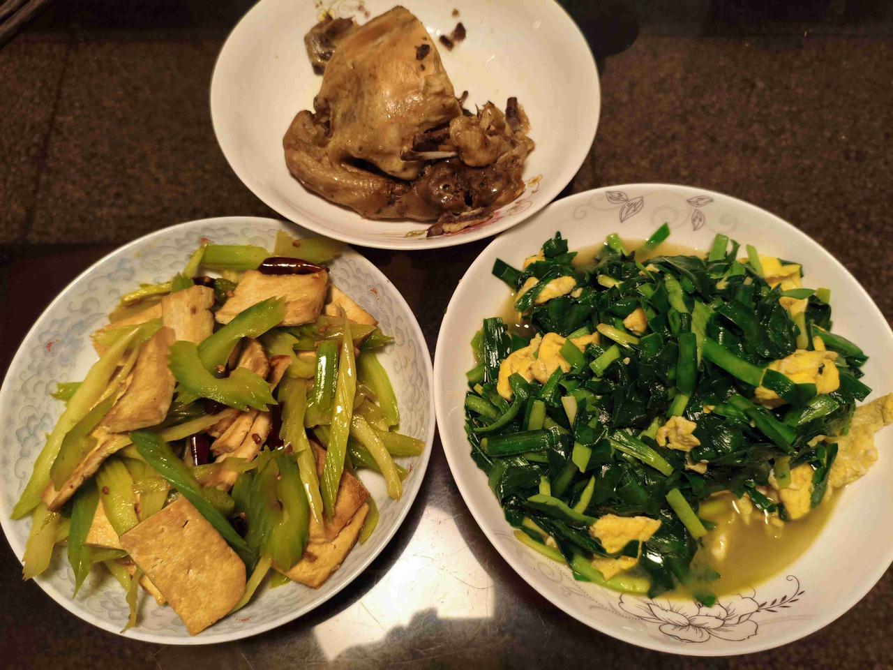 今天大雪纷飞，一下又回到冬天，还好暧气没停，家里仍温暧如春。

今天周末，做饭的