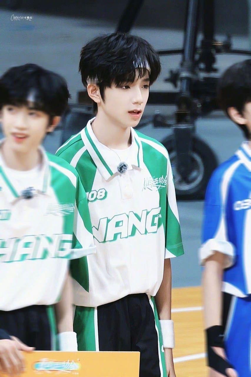 #TF家族运动会##王橹杰发带#绿队四代唯一门面主唱王橹杰大放光彩青春阳光，目光