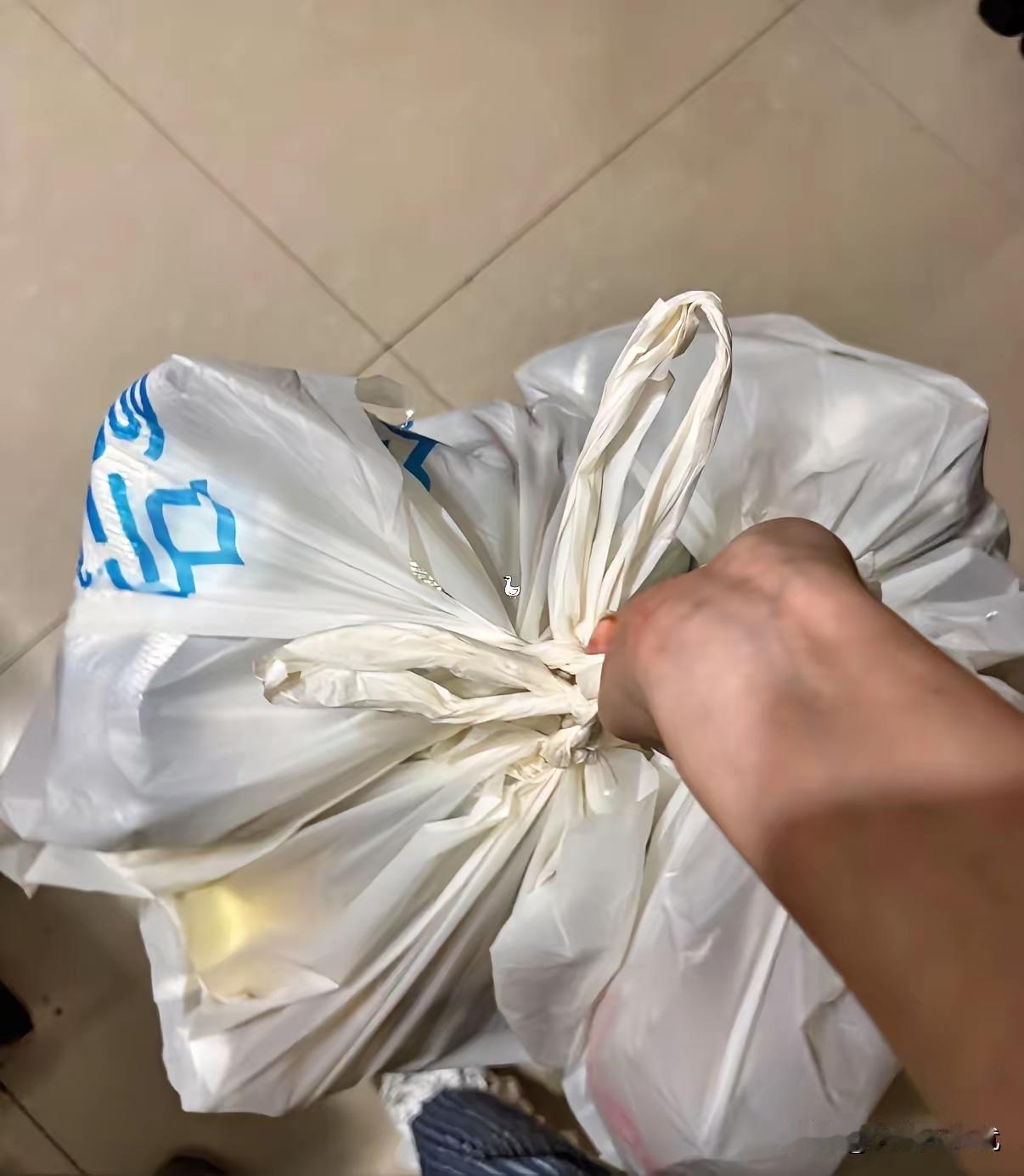 逛超市拎重物这件小事，戳中不少中年女性内心的委屈。

两大袋米油饮料沉甸甸，妻子