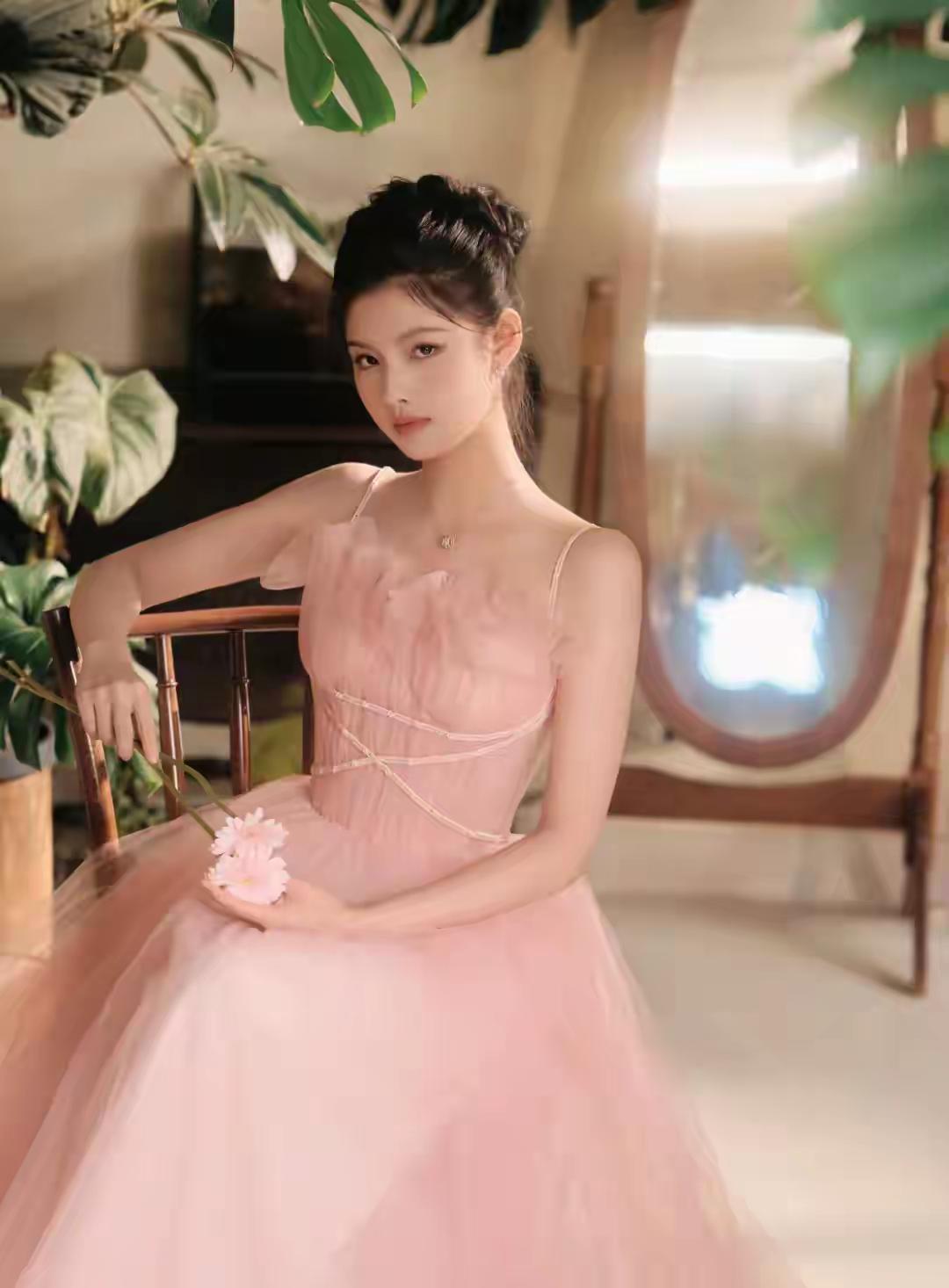 粉色连衣裙，优雅又浪漫。你心里有没有特别清纯可爱的女孩 如何穿搭才能展现气质和高