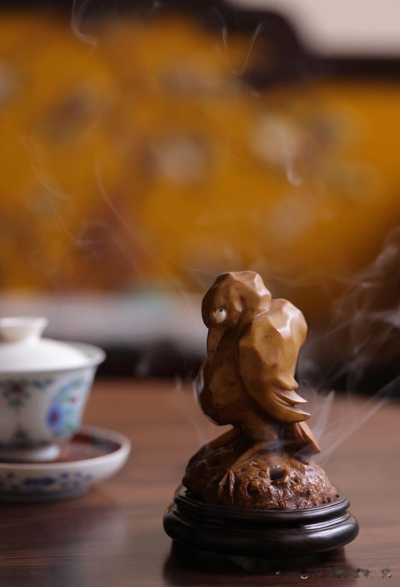 有些香炉，不像器。
更像一幅从纸上走出来的画。

这一件鹿角仿古「孤鸟香炉」，取