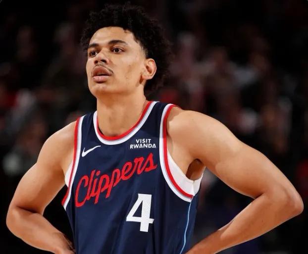 这个桑德斯怎么刚转正就开始现原形了。今天一直持球打，都打不进，就只会一顿炒菜然后