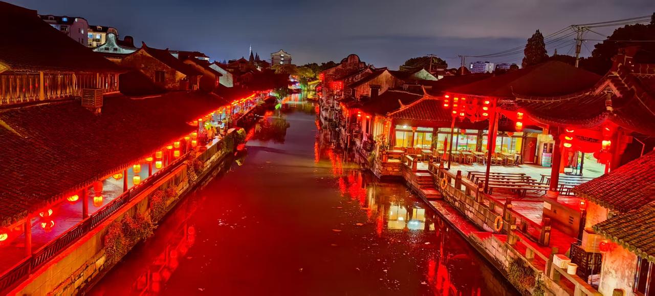 分享一张绝美的风景照片无意中来到了上海市金山区枫泾古镇，美丽的夜色吸引了我，分享