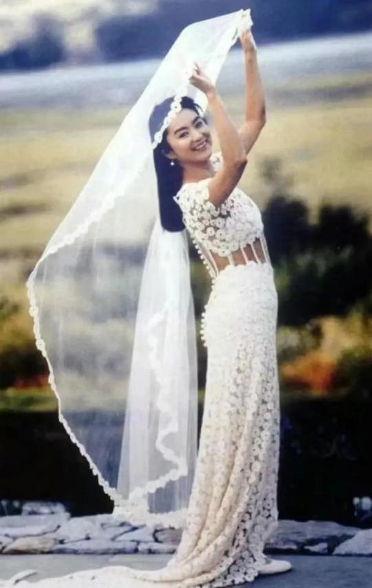 1994年，40岁的林青霞下嫁富豪邢李㷧，她相中了香奈儿1993年春夏高定的这款