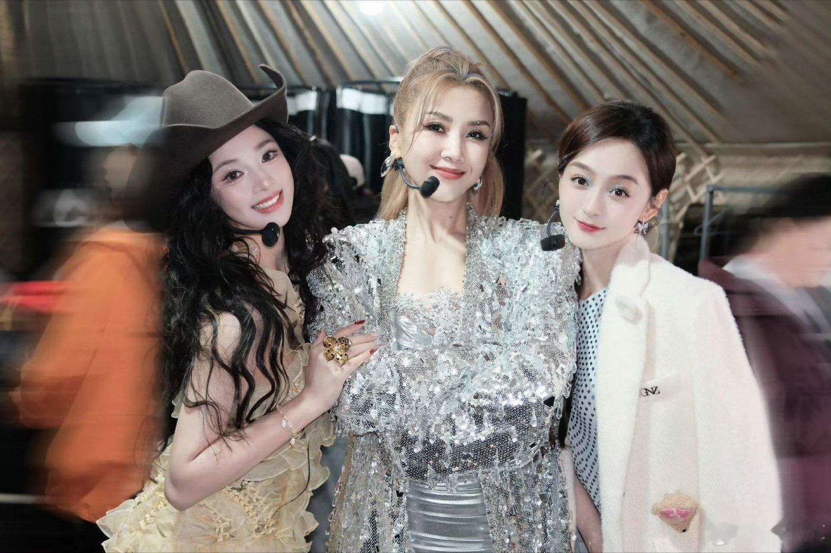   彭小苒评论区成浪姐6团建现场！李晟、宋妍霏、马吟吟等姐姐扎堆互动，热闹到刷屏