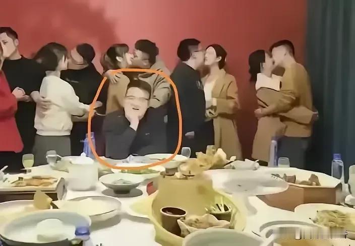 这爷们儿也够尴尬的。