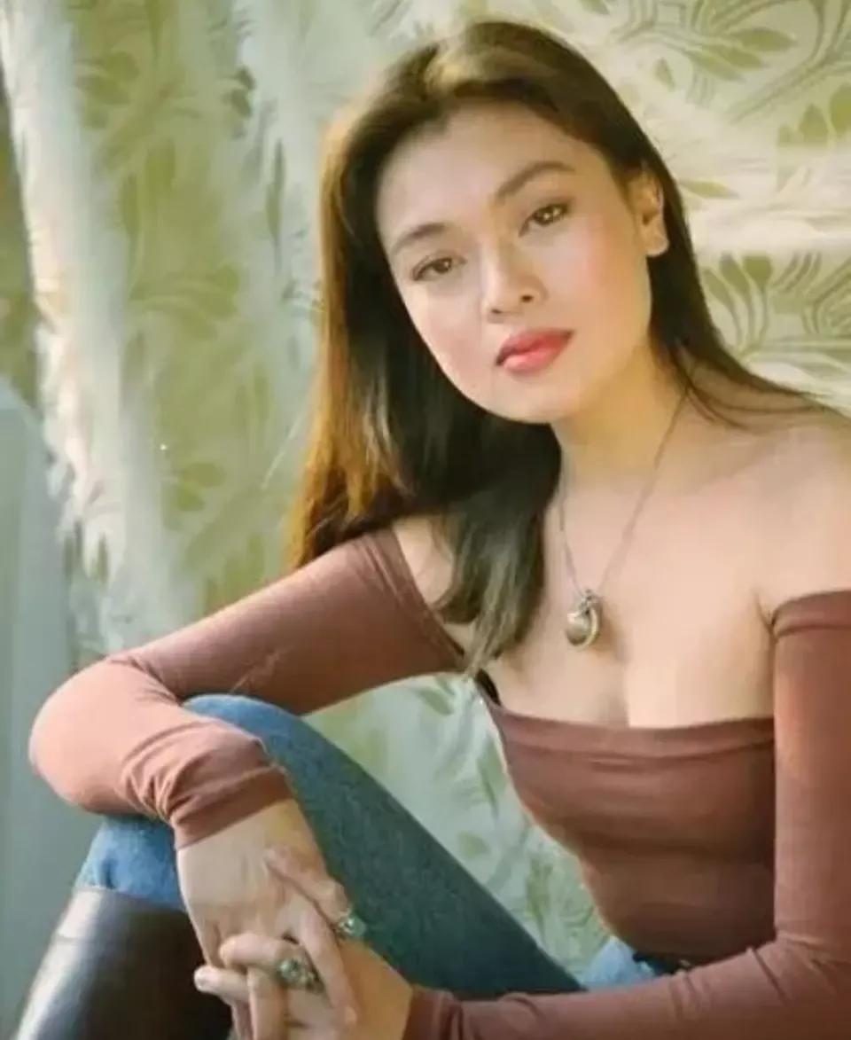 [微风]1987年，张艺谋筹拍《红高粱》，女主选了“丰乳肥臀”的史可。然而，巩俐