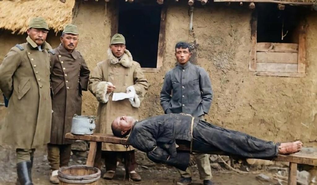 1935年，辽东某地。
一名抗联战士被日军绑在长凳上，即将遭受水刑逼供。
镜头里