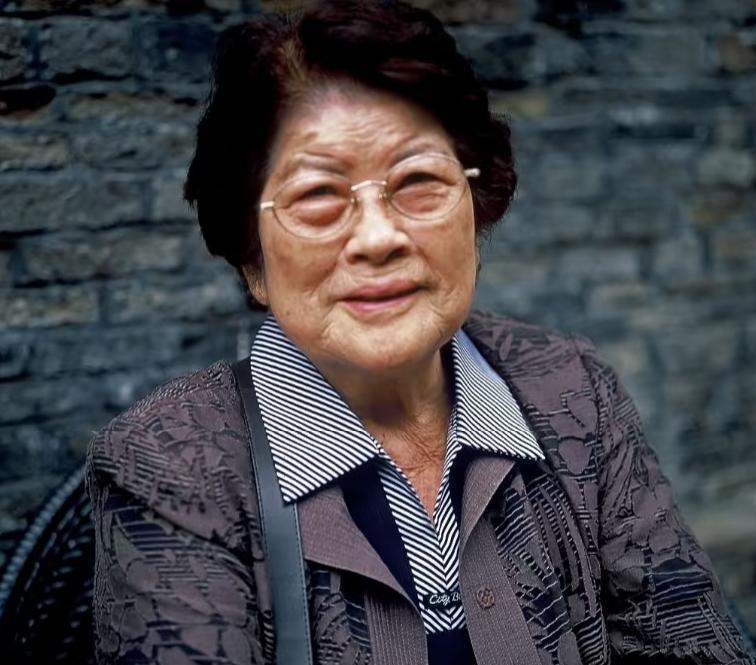 朱枫烈士的狱友冯守娥晚年，一张罕见的留影，照片中的她面容慈祥。年轻时的她同朱枫一