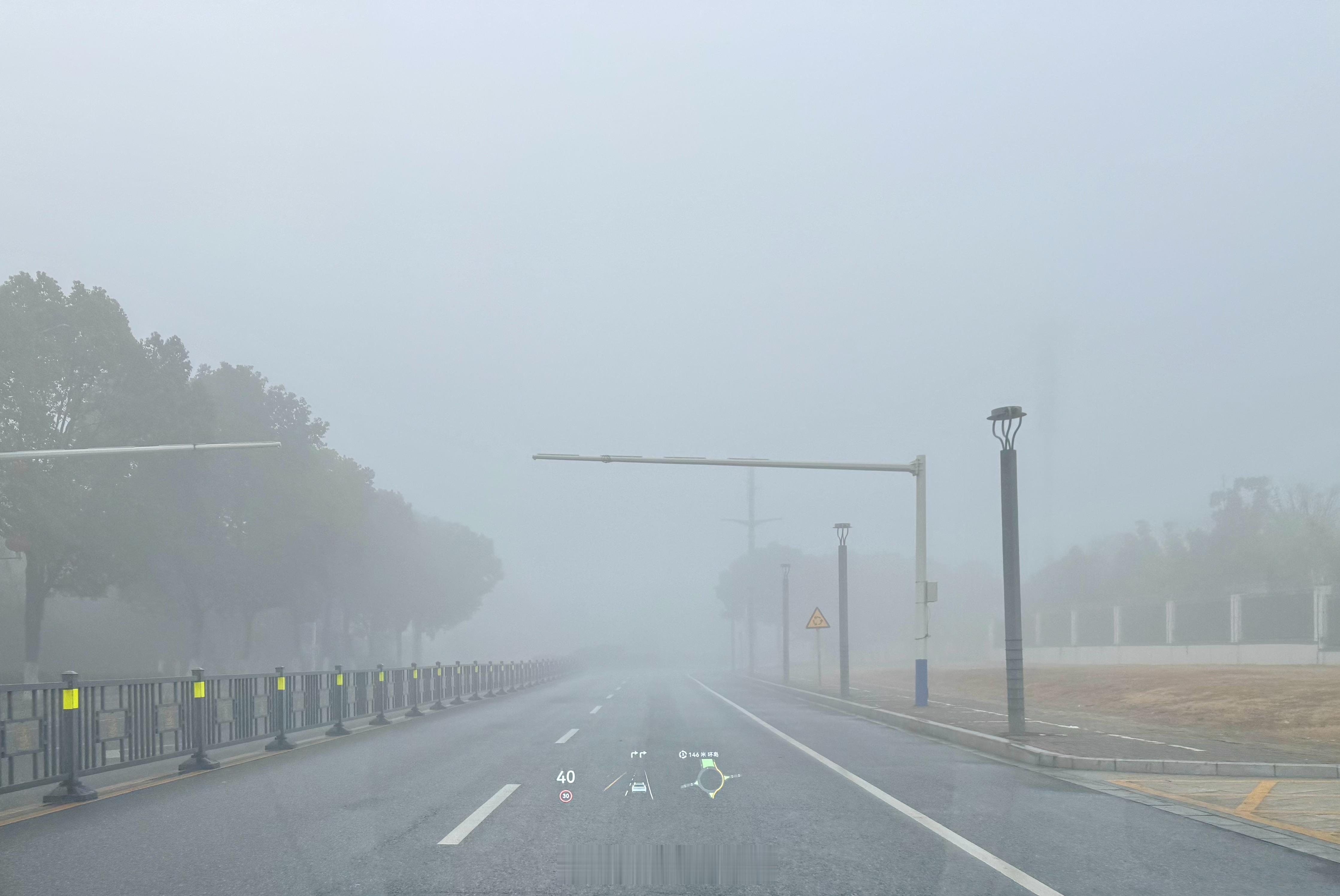 假期第一天就遇上这种大雾对于要回家的人是有点恼火的