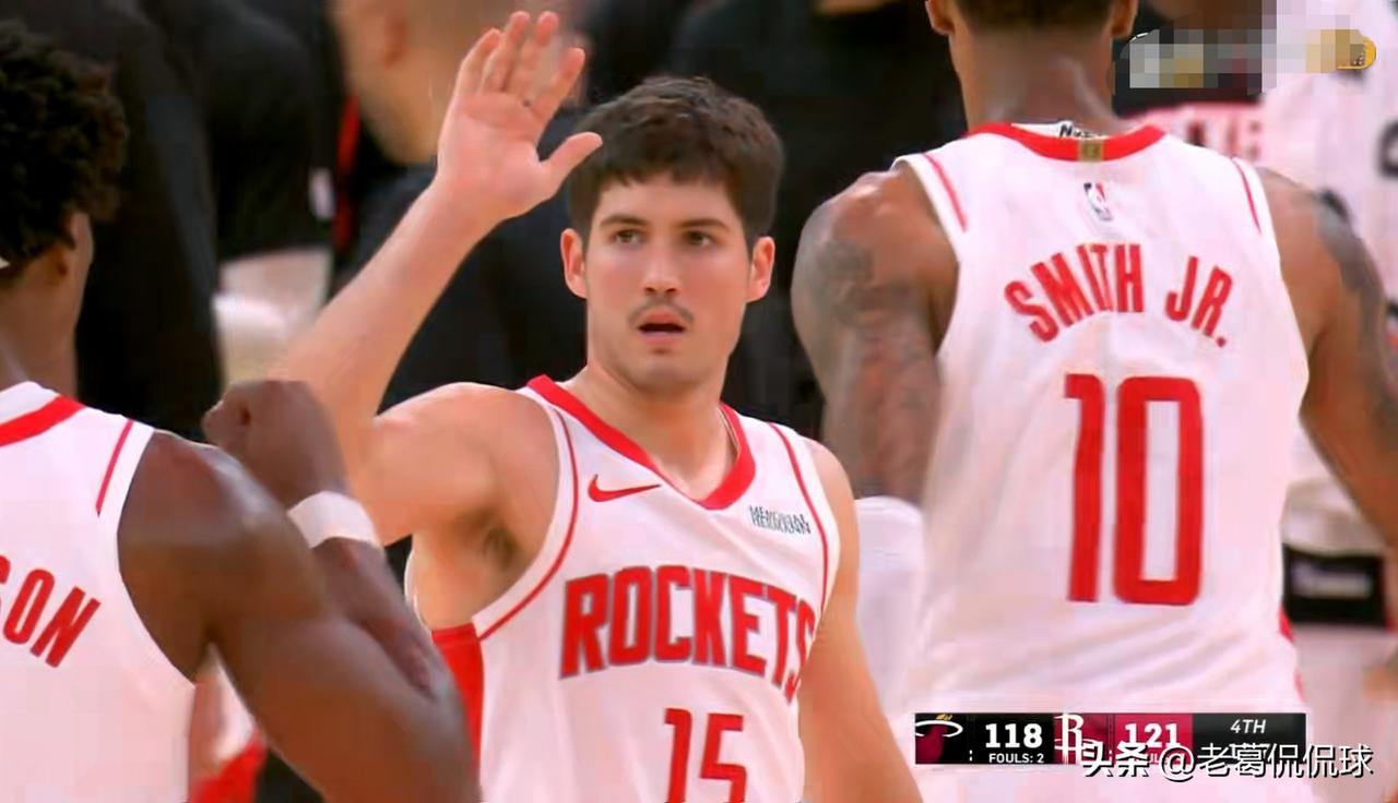 火箭当家控卫谢波德真是像极了传奇控卫保罗！在今天火箭主场以123：122险胜热火