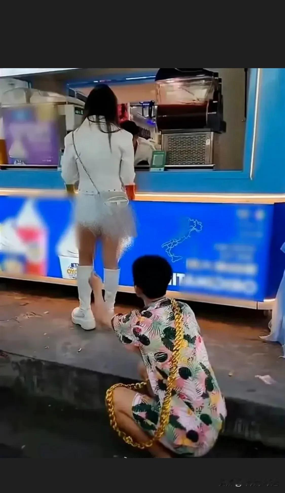 戳女孩屁股、脱女孩衣服……四千万粉丝网红以调戏女性为乐，为何平台会纵容这一行为？