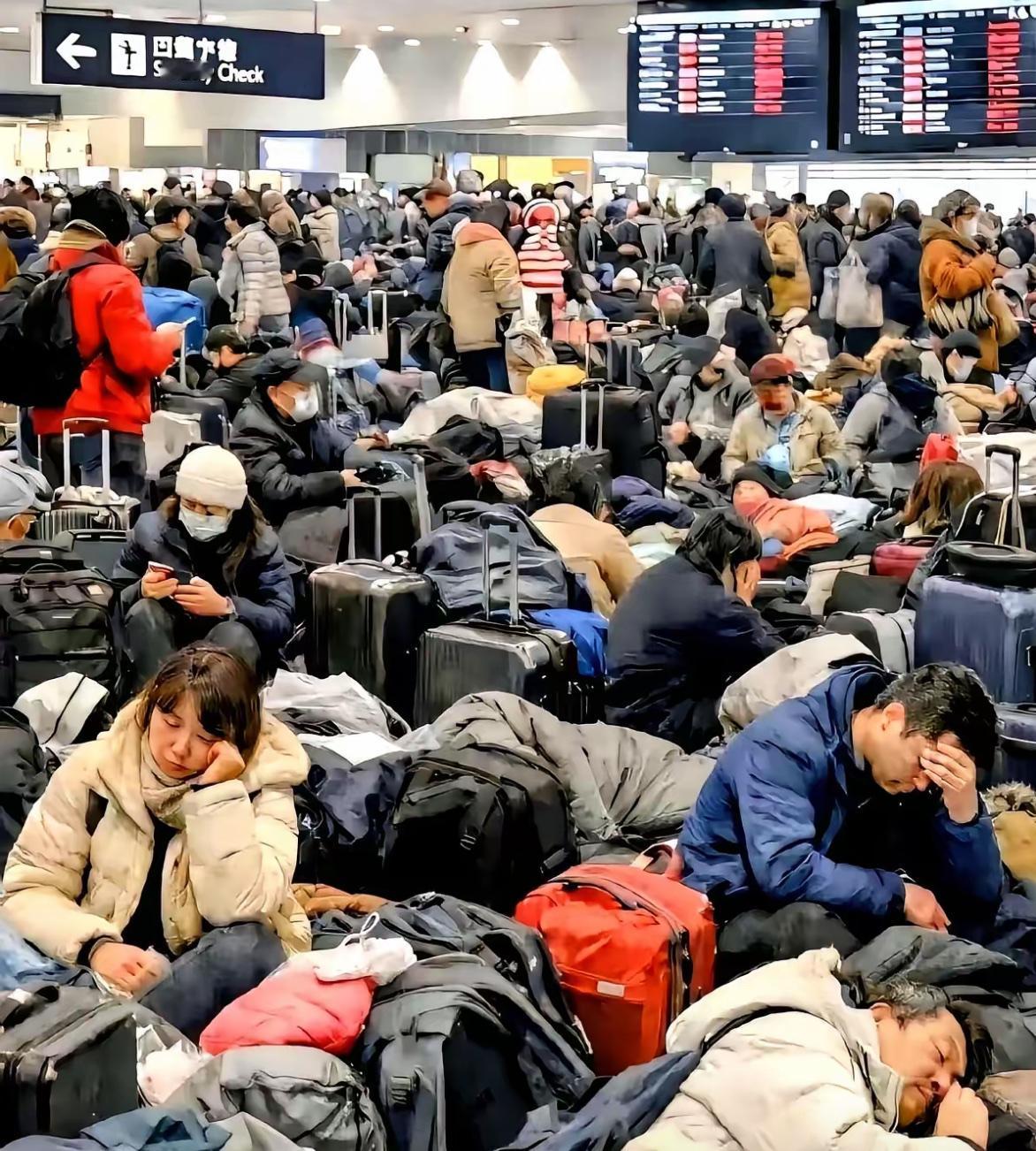 刷到个新闻，北海道大雪，一堆人回不来了。

此次北海道暴雪创26年纪录，札幌48