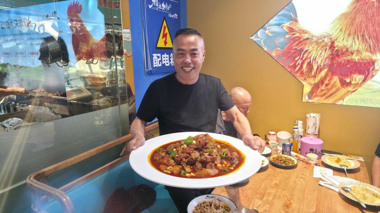 为美食拍个照去新疆乌鲁木齐市必吃的当地特色大盘鸡。