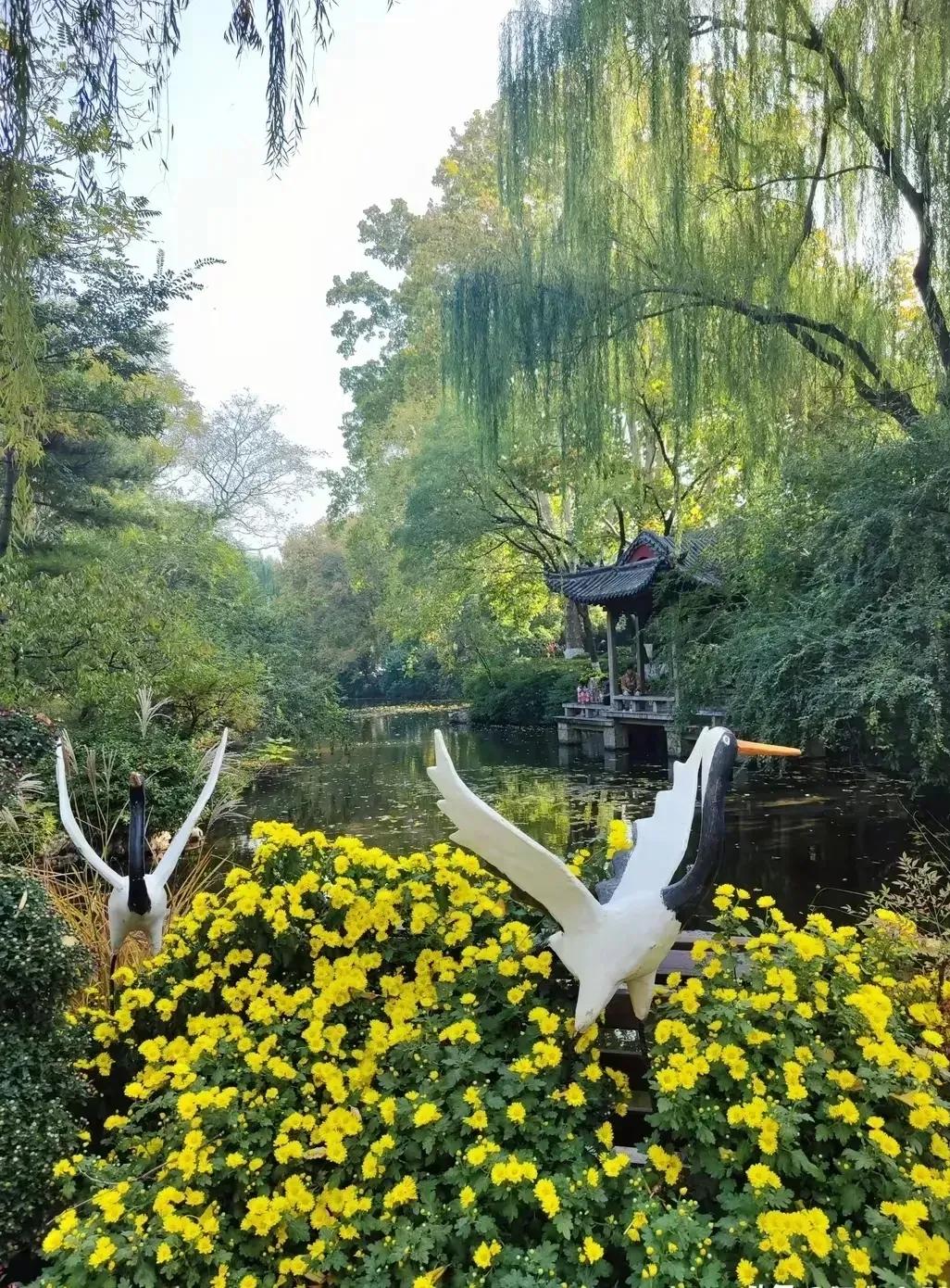 为人处世三不问：
不问男人钱包，
不问女人年龄，
不问孩子成绩。