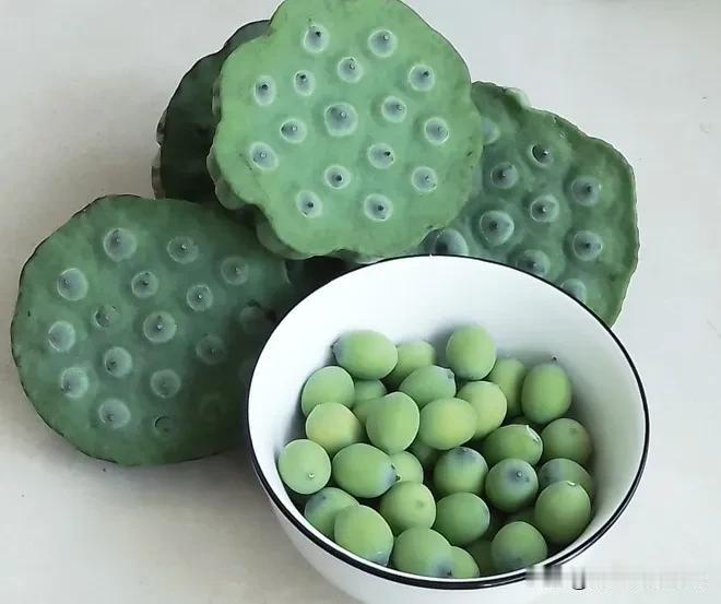 有些人是不值得同情和帮助的

去年夏天的一个晚上，我从公园散步回来，看见小区门口