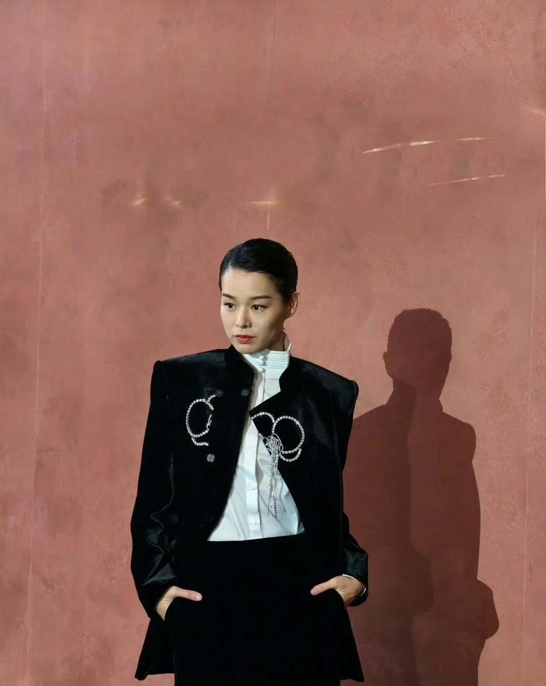 #胡杏儿好飒# 今天大秀现场站在红墙前的胡杏儿一整个飒飒飒！谁能想到新中式也能演