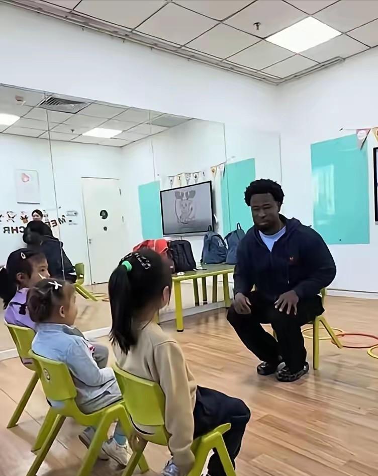 广州天河一位宝妈因幼儿园新增外籍男外教后选择退园，初期被网友扣上种族歧视、小题大