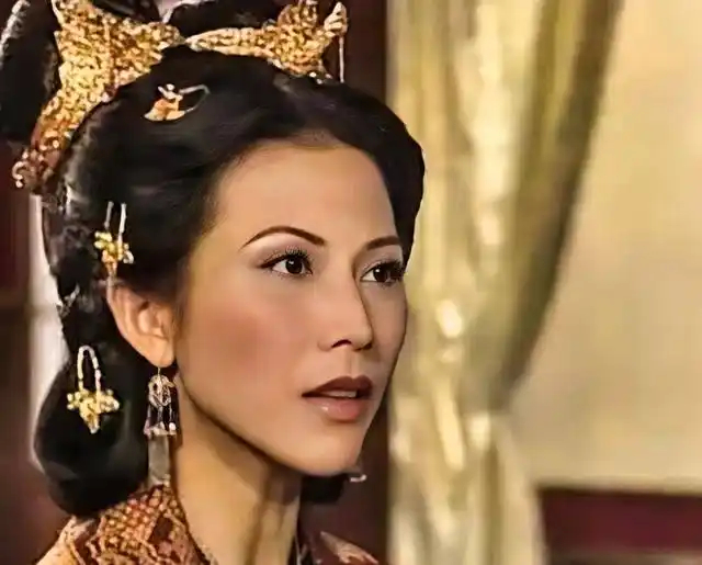 明末，李自成麾下猛将高杰，与掌管义军钱粮的邢夫人私通。李自成调回高杰的兵权，二人