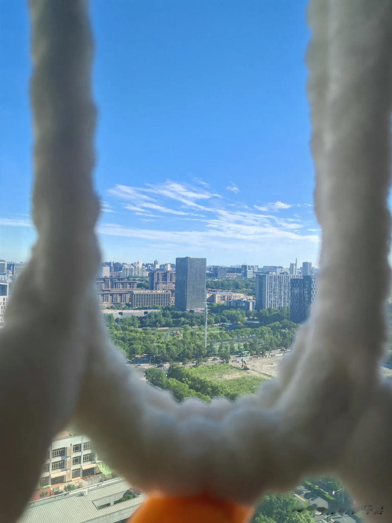 窗户随手一拍 皆是满眼风景
没有下雨的天空 也是湛蓝湛蓝的
魔都不是只有阴霾天！